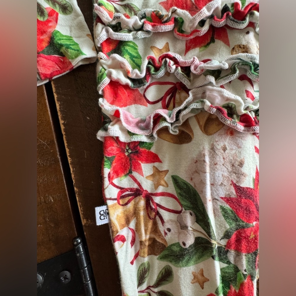 Bums and Roses Bamboo Christmas Print Footie 6/9 months - Picture 4 of 5